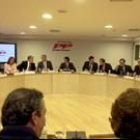 Vista general del Comité Ejecutivo Nacional del PP reunido ayer, presidido por Aznar