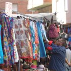 Uno de los puestos de venta ambulante, en este caso textil, del mercado de Abastos