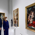 El rey Felipe VI, ante uno de los lienzos de Goya. EMILIO NARANJO
