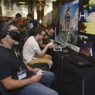 Desarrolladores en Gamelab con gafas de realidad virtual.