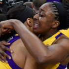 Candance Parker y Nneka Ogwmike celebran emocionadas la consecución de la WNBA