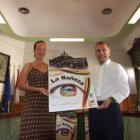 Quesada y Palazuelo con el cartel de fiestas.