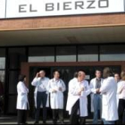 Una de las concentraciones de médicos delante del Hospital del Bierzo