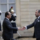 François Hollande recibe al rey Mohamed VI de Marruecos, ayer en París.