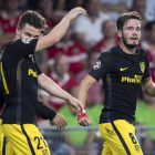 Saúl, a la derecha, y Gameiro celebran el gol ante el PSV. JOEP LEENEN