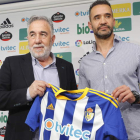 Juanfran García, en su presentación como técnico de la Deportiva Ponferradina junto al presidente José Fernández Nieto. L. DE LA MATA