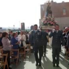 Los agentes de la Guardia Civil portaron a hombros la imagen de la Encina antes de comenzar la misa