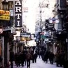 Varias tiendas comerciales situadas en la calle Real de La Coruña