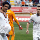 Yeray González sentenció el partido para la Cultural con el tercer gol tras un trallazo desde fuera del área y lo celebra con la curva de la felicidad que va en camino. MARCIANO PÉREZ