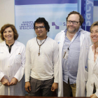 Fernando Isaac Gómez, con el jefe de Cirugía Maxilofacial, Jorge García, y su equipo, ayer