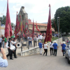 El pendón de Canales abrió ayer la procesión por las calles del pueblo.