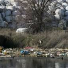 Fardos de basura almacenados en una finca de Ferral del Bernesga