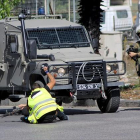 Un palestino, con un chaleco fluorescente y el distintivo de «prensa», acuchilla a un soldado israelí en Hebrón. Los soldados mataron después al agresor.