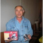 Rafael Laiz  Fernández posa con su invento Embulaiz