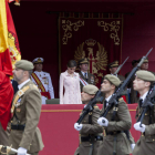Los integrantes del Regimiento de Especialidades de Ingenieros número 11 desfilan ante las autoridades y la reina Letizia saluda a los salmantinos. JESÚS FORMIGO