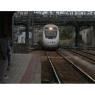 Un tren en la estación de Ponferrada. ANA F. BARREDO