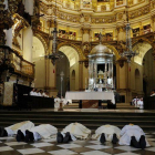El arzobispo de Granada se postra ante el altar para pedir perdón por los 'escándalos'.