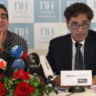El socio Jordi Cases, izquierda, que presentó una querella contra Rosell junto a su abogado.
