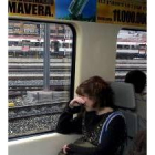 Una mujer llora en el trayecto de un tren de cercanías de Madrid