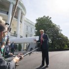 Trump hace declaraciones ayer, en los jardines de la Casa Blanca. STEFANI REYNOLDS