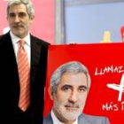 El líder de IU posa con el cartel de su campaña electoral