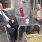 Julio Vila y Enrique Puente flanquean a Sardi, tesorero de la Asociación, ayer en Ponferrada