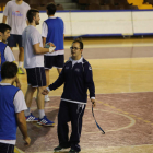 Dani Gordo dirige un entrenamiento del Ademar en el Palacio Municipal de Deportes.