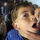 Administración de la vacuna oral de la polio en una localidad del norte de Pakistán.