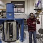Alberto Díez en el Laboratorio de Bajas Temperaturas.
