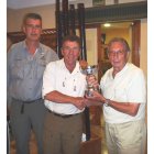 Enrique Domínguez entrega el trofeo a Matilla.