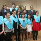 En primer término las alumnas recién diplomadas en Turismo, ayer noche con Martínez, Riesco y Ramón