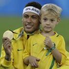 Neymar junto a su hijo Davi Lucca posando con la medalla de oro olímpica en Maracaná.