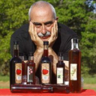 Manuel Martínez con los productos.