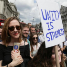 Manifestantes contrarios al 'brexit' protestan en Parliament Square, en Londres, este sábado.