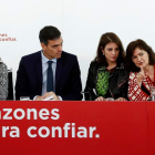 Pedro Sánchez con Cristina Narbona, Adriana Lastra, y la vicepresidenta Carmen Calvo ayer,  en la Ejecutiva del PSOE. SEBASTIÁN MARISCAL