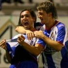 Óscar de Paula y Jonatan Valle se abrazan en la consecución de la igualada deportivista
