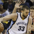 Marc Gasol, intentando superar a un rival durante un encuentro de la pasada campaña.