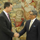 El príncipe Felipe saluda al ministro de Asuntos Exteriores de la India, Shri S.M. Krishna.