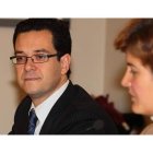 El profesor Torres, junto a Margarita Torres ayer.