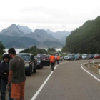 El accidente provocó retenciones junto al pantano.
