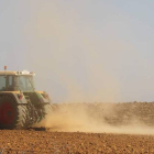 Un agricultor trabaja en un terreno ubicado en la zona de Los Oteros.