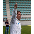 Carlos Tornadijo corrige a los suyos durante un partido.