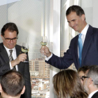 Artur Mas y el príncipe Felipe brindan durante un acto celebrado ayer en Barcelona.