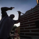 Un hombre trabaja en una reforma. R. GARCÍA