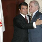 Laporta abraza a Calderón. ayer en el Estadio Santiago Bernabéu