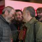 Cándido Méndez y Josep Maria Álvarez se saludan en el Congreso de UGT en presencia de Matías Carnero.