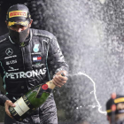 Hamilton celebra en el podio de Spa un nuevo triunfo. POOL