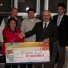 La vecina, Eufrasia Saludes Quiñones, recibe el cheque de mil euros