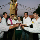 Las autoridades presentes en el acto brindan con un vino de Pajares de los Oteros.