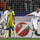 Benzema celebra su segundo tanto frente al Apoel que cerraba la goleada del Madrid.